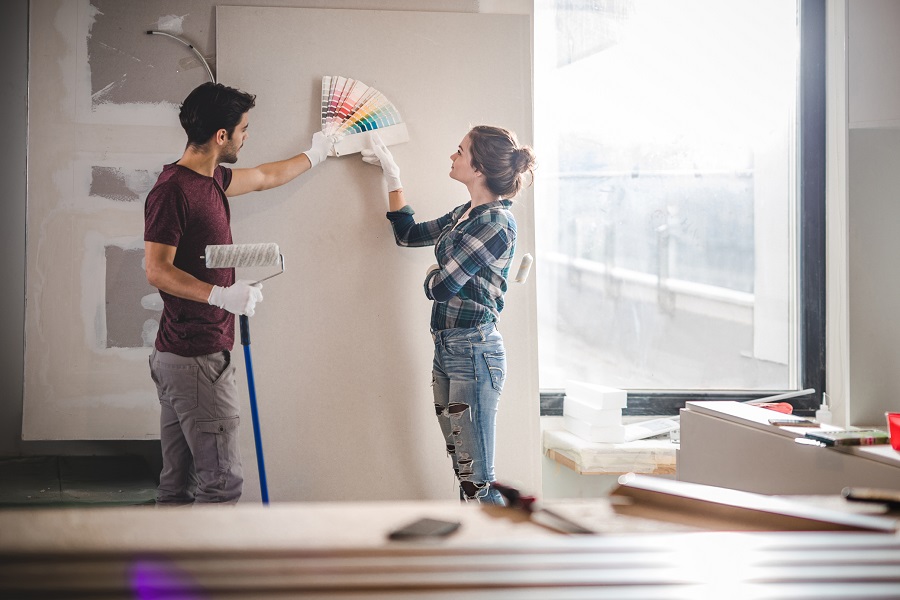 młoda para wybierająca kolor ściany